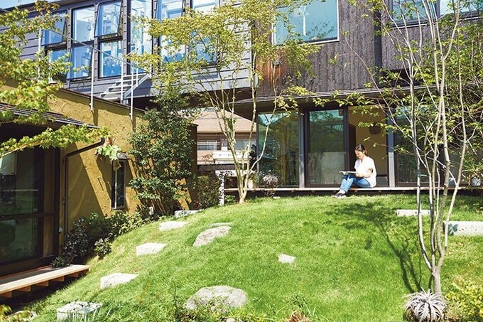 里山を思わせる南側の庭