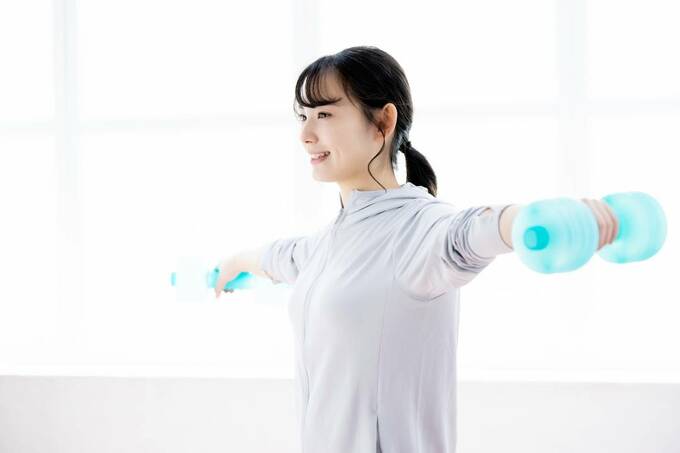 ダンベルを持つ女性