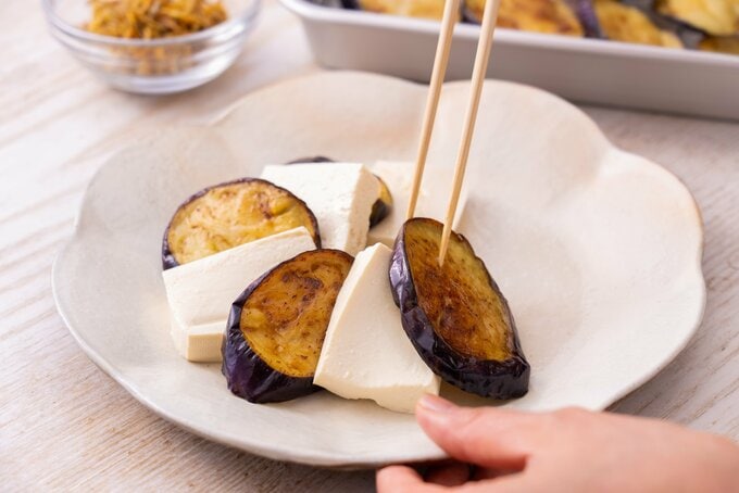 ナスと豆腐をならべる