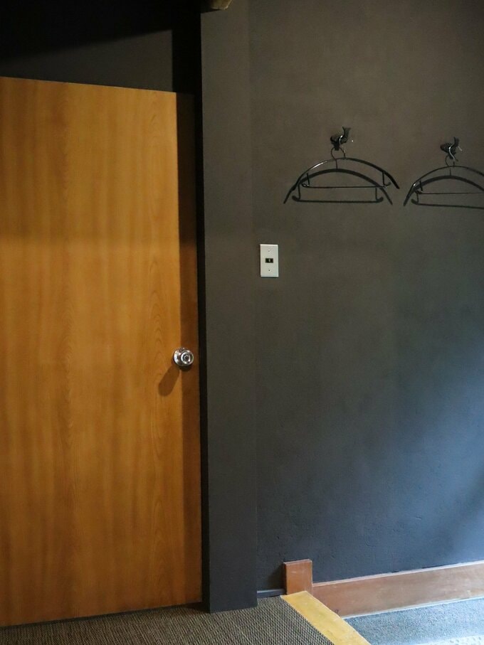 塗装後の砂壁はシックな雰囲気に