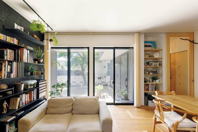 リビングから駐車場兼アプローチを見る