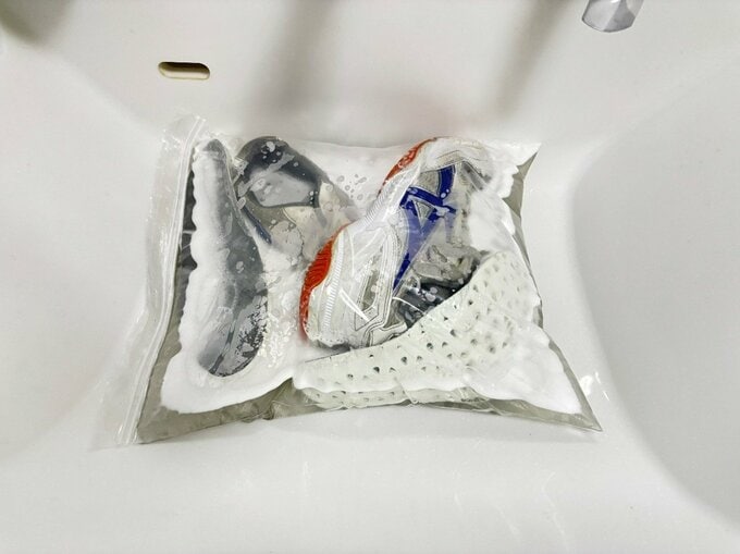 ジッパー付き袋で靴の漬けおき洗い