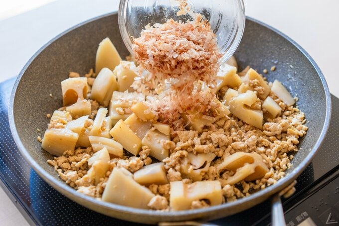 カツオ節を加える