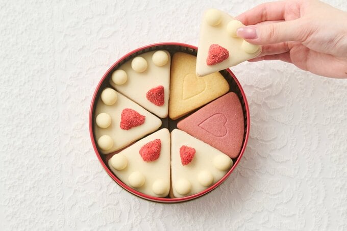 キュートなデザインのイチゴ菓子を紹介します！