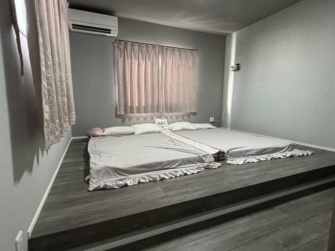 入り口から見た8畳の寝室