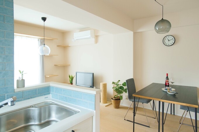 キッチンからリビングを見る