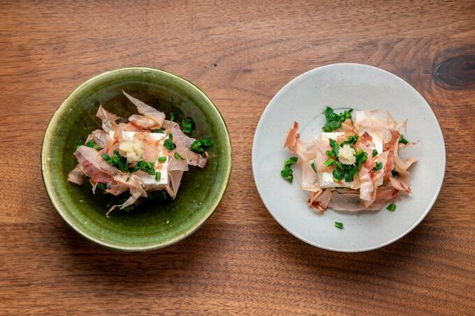 同じ冷ややっこでも、器の色によって印象が激変！