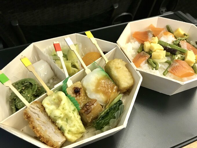 見た目も豪華な2段重。開けると華やかな色合いが目に飛び込んでくる、長野駅弁の「信州美彩膳」（デリクックちくま）。お品書きもついている。