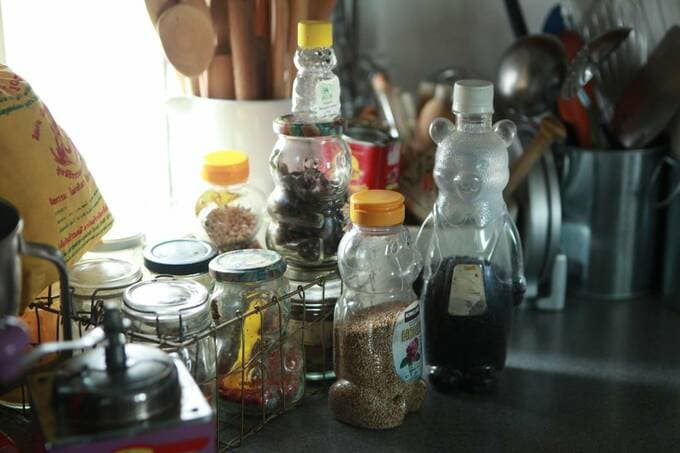 ゴマや乾物はビンやペットボトルへ