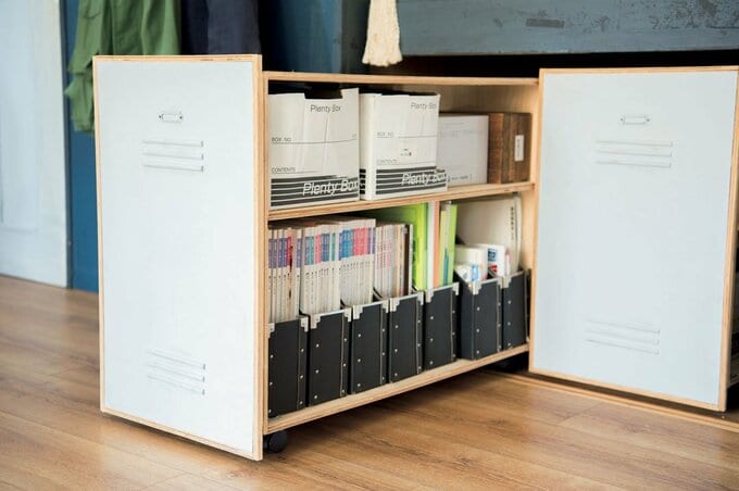 キャスターつきのケースに本を入れて出し入れをラクに