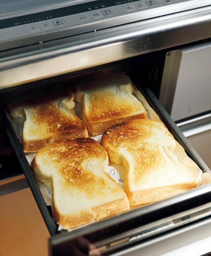 グリルでパンを焼く