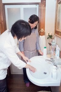 油性の汚れがつきやすい洗面ボウルはクレンザーで洗う