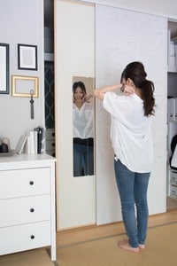 シート式の鏡をはって、姿見の代わりに