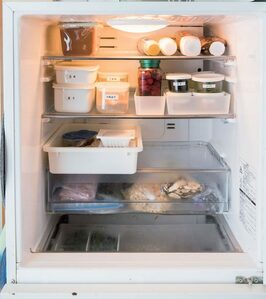 冷蔵庫の中の食材も見える収納に