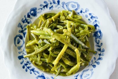 長谷川あかりさんの簡単副菜「緑野菜のチーズ蒸し」レシピ。カレー風味が効いて、おしゃれでおいしい