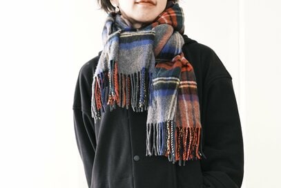 アラフィフ、こなれ感のある「ストール」の使い方。きっちり折らずに“たぐり寄せる”が正解だった