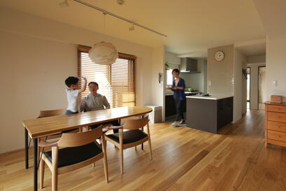 【マンションリノベ事例】長年の湿気の悩みを、風通しのよい間取りと自然素材で解決！