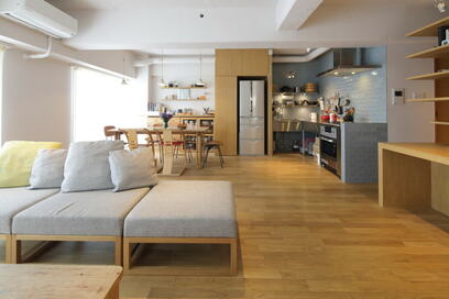 【マンションリノベ事例】あえての壁付けキッチンでゆとりをプラス！家族5人が集うLDK