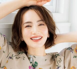 マスク姿でも明るい表情に。大人に似合う“くすみピンク”で、最旬春メイク