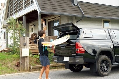 音楽とサーフィン、そして子育て。ログハウスで始めた移住生活