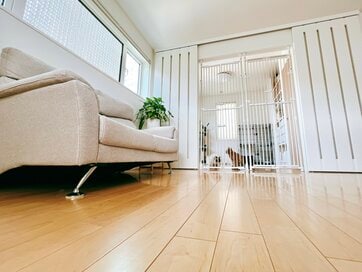 2階リビングを採用、自然光で過ごす気持ちいい家づくり。気になる防犯面は設備で対処