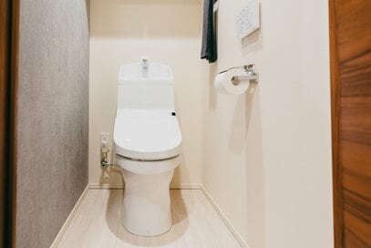 家で地震が起きたときの最新常識。「トイレに逃げる」は正解？