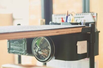 浮かせて片づく「マグネット収納」アイデア7つ。台所と机まわりがすっきり整う