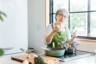 高齢・ひとり暮らしの「老親」をケガやトラブルから守る5つのコツ。IH式コンロや脱衣所のイスが有効