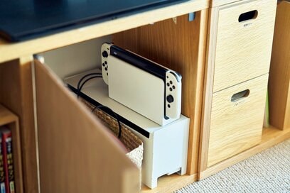 4人家族の「部屋をすっきり」見せるコツ。目に入る情報を減らし、コードは隠して収納