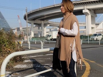 白シャツ1枚で冬コーデのマンネリ打破。重ねるだけで洗練見え