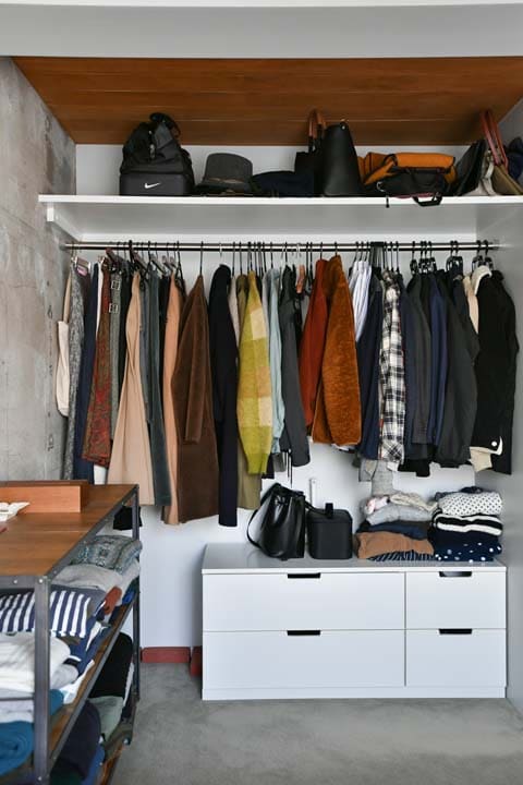 ベッドルームの西側壁面に設けたクロゼット