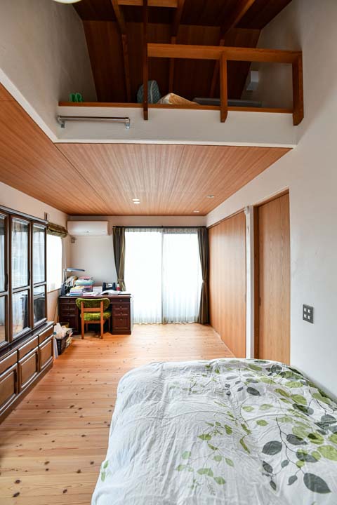 壁の撤去で開放的になった寝室