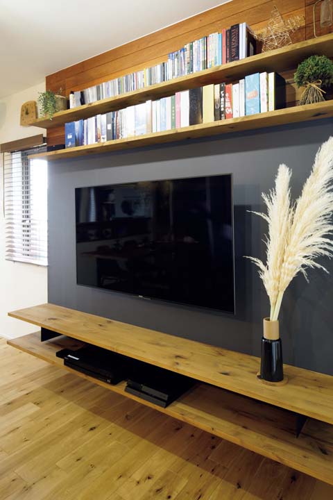 壁掛けのテレビ