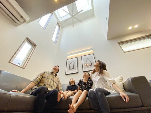 シーリングファンを見上げるコジマジックファミリー