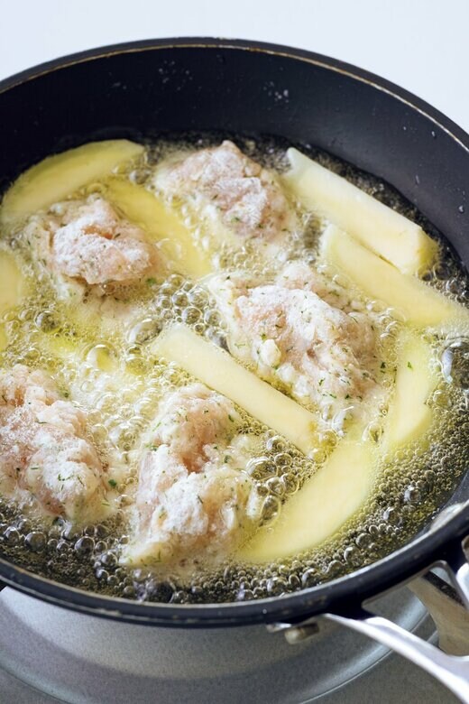 から揚げとポテトを揚げる様子