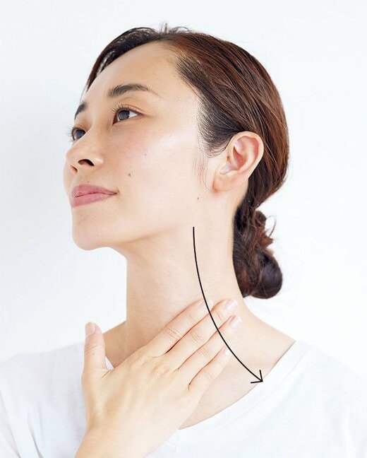 首をマッサージ