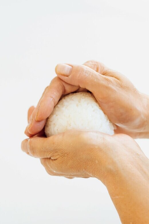 ご飯をにぎる様子