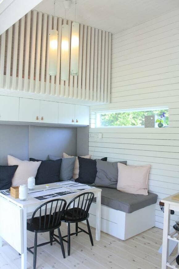 クッションや壁紙に淡い色のアイテムを取り入れたインテリアの様子