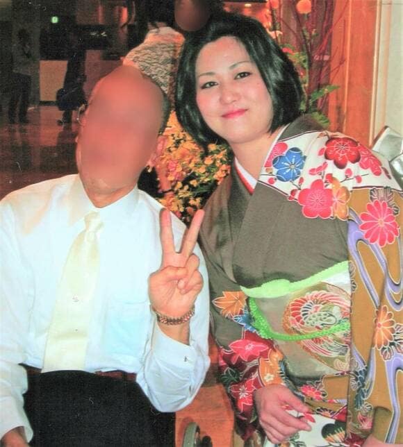 着物を着た女性とポーズをとる男性