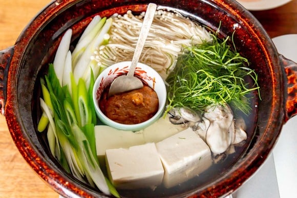 土鍋の中央には、みそベースの自家製のタレ
