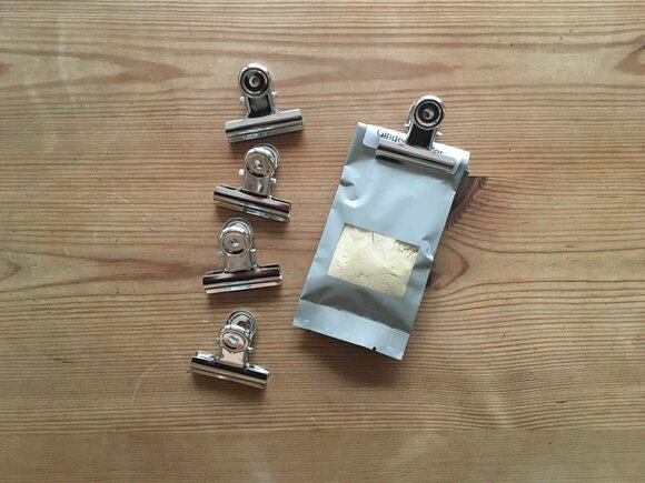 お菓子の袋をしっかり止められるシルバーのクリップ