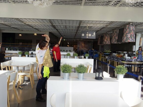 朝食の前にはラジオ体操。