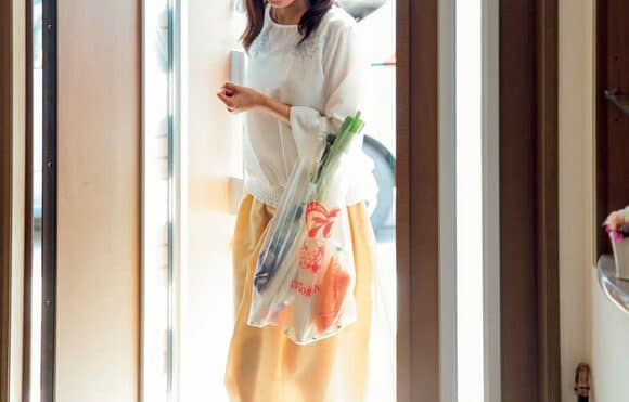 女性玄関から入る