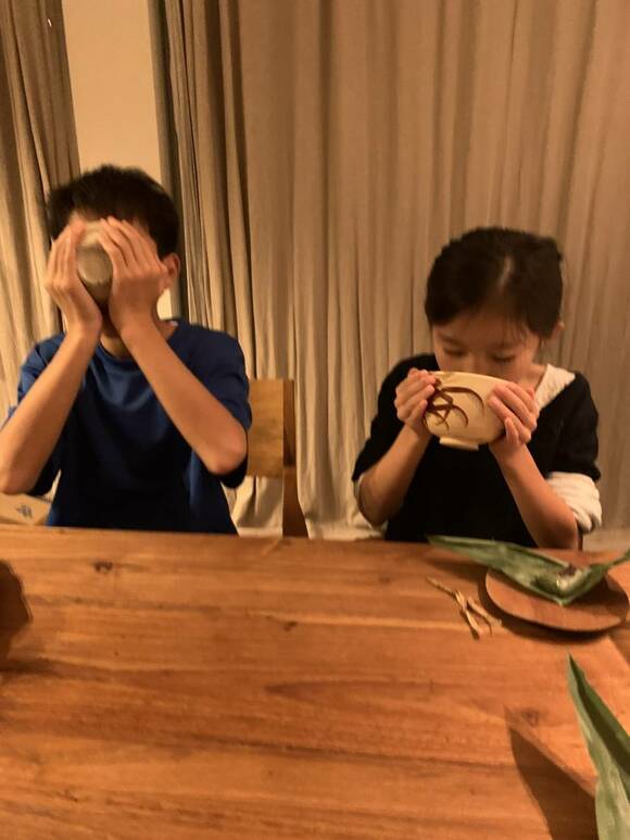 抹茶を飲む子ども2人