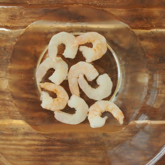 むきエビは10分ほど水につけて解凍する