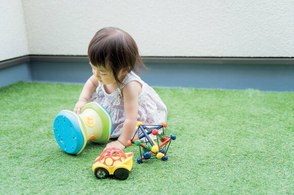 バルコニーでこども遊ぶ