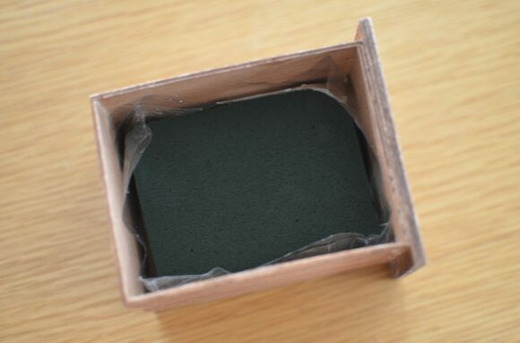 3.水を吸ったオアシスをカットします。