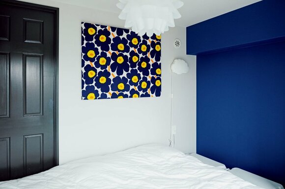 白壁にファブリックパネル