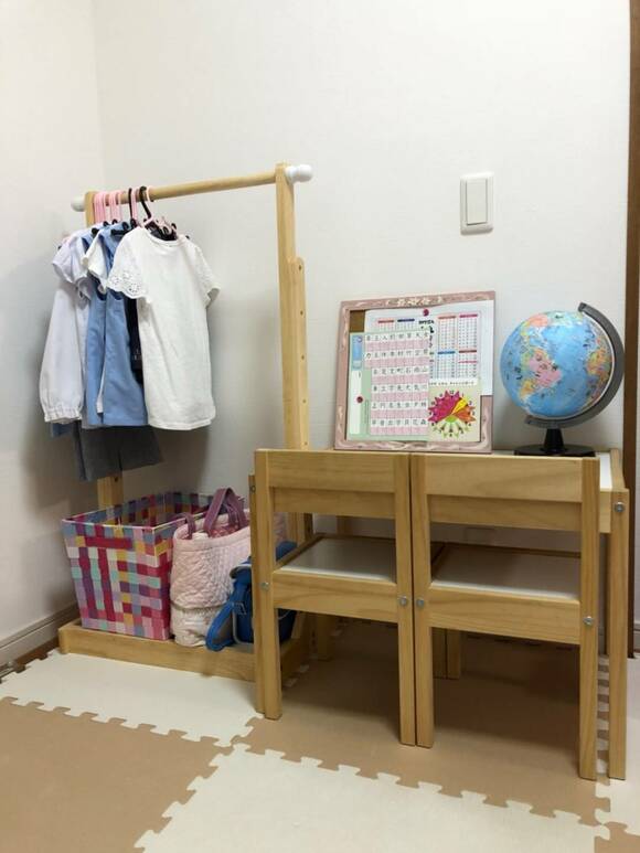 子ども用の低いハンガーラック