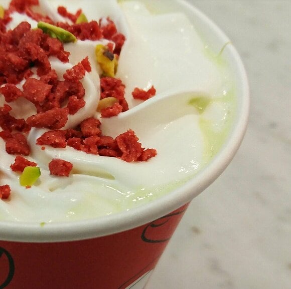 ザクザク不思議な食感!クリスマス配色のトッピング